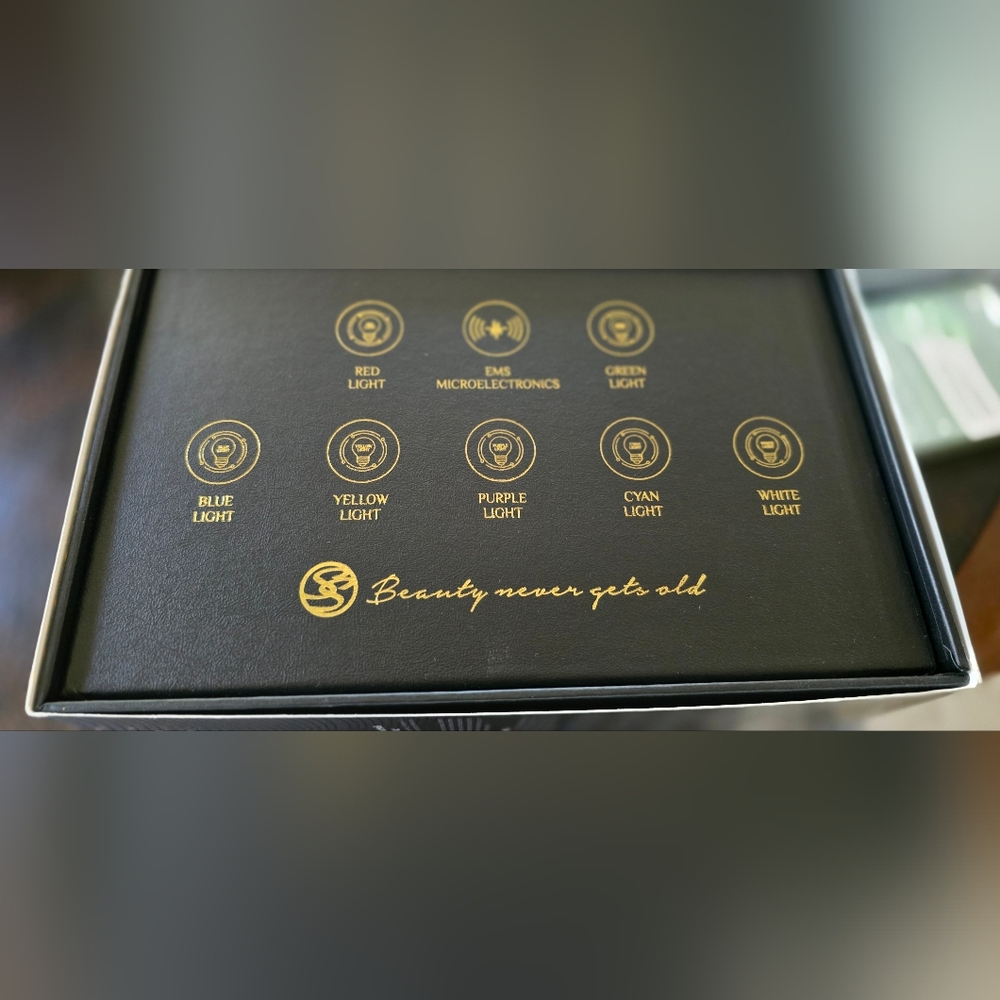 Predire Gold LED Facial Mask - Picture 4 of 5